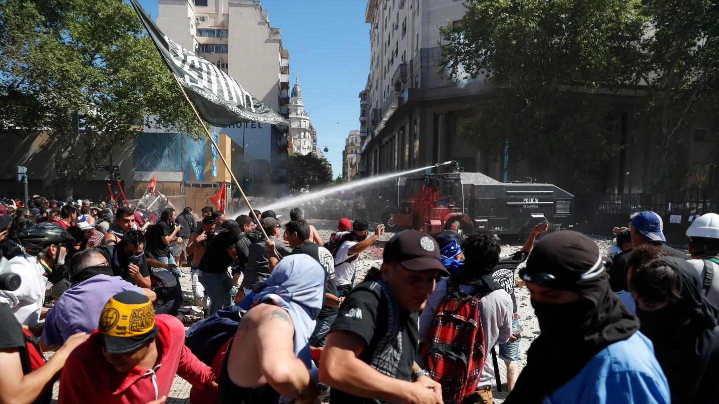 Manifestantes se enfrentan a integrantes de la Policía Federal Manifestantes se enfrentan a integrantes de la Policía Federal