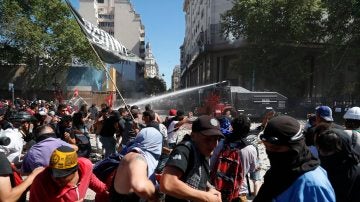 Manifestantes se enfrentan a integrantes de la Policía Federal 