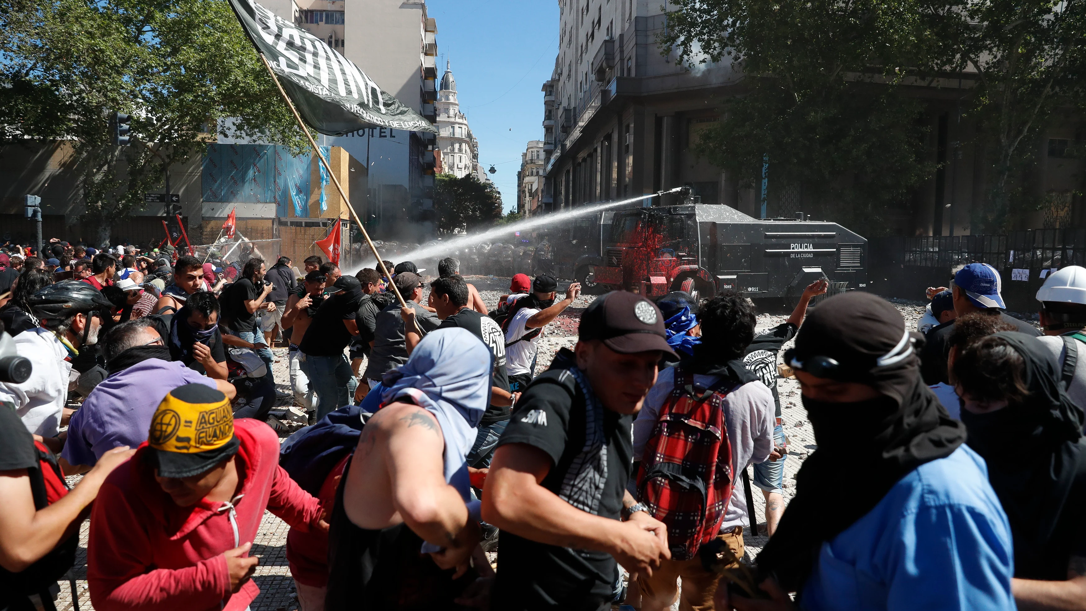 Manifestantes se enfrentan a integrantes de la Policía Federal 