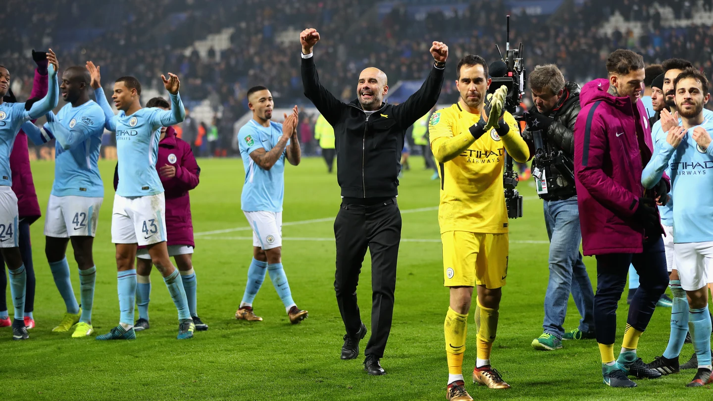 Guardiola celebra con sus jugadores y la afición el pase del City Guardiola celebra con sus jugadores y la afición el pase del City