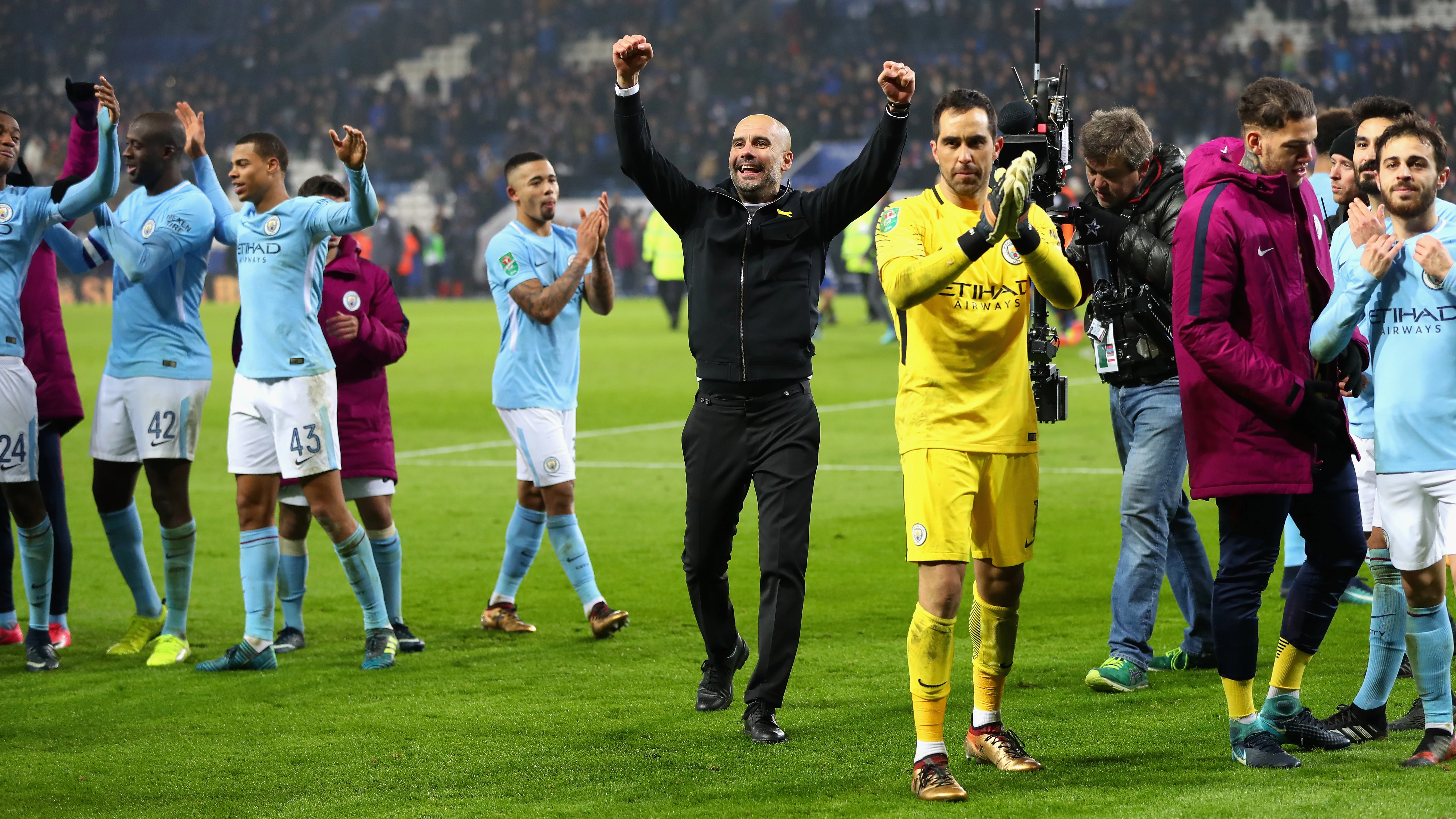 Guardiola celebra con sus jugadores y la afición el pase del City