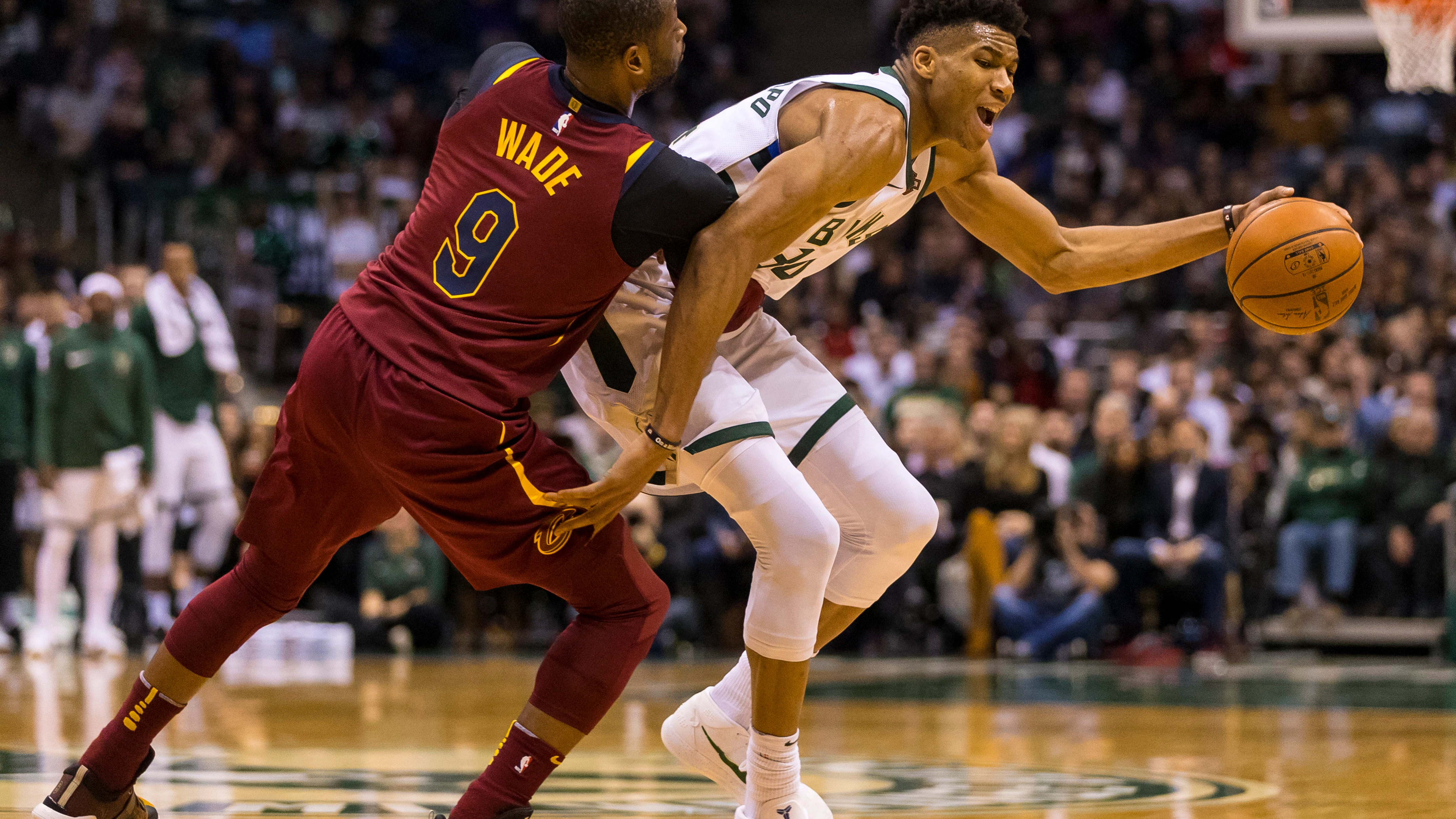 Wade trata de frenar a Antetokounmpo