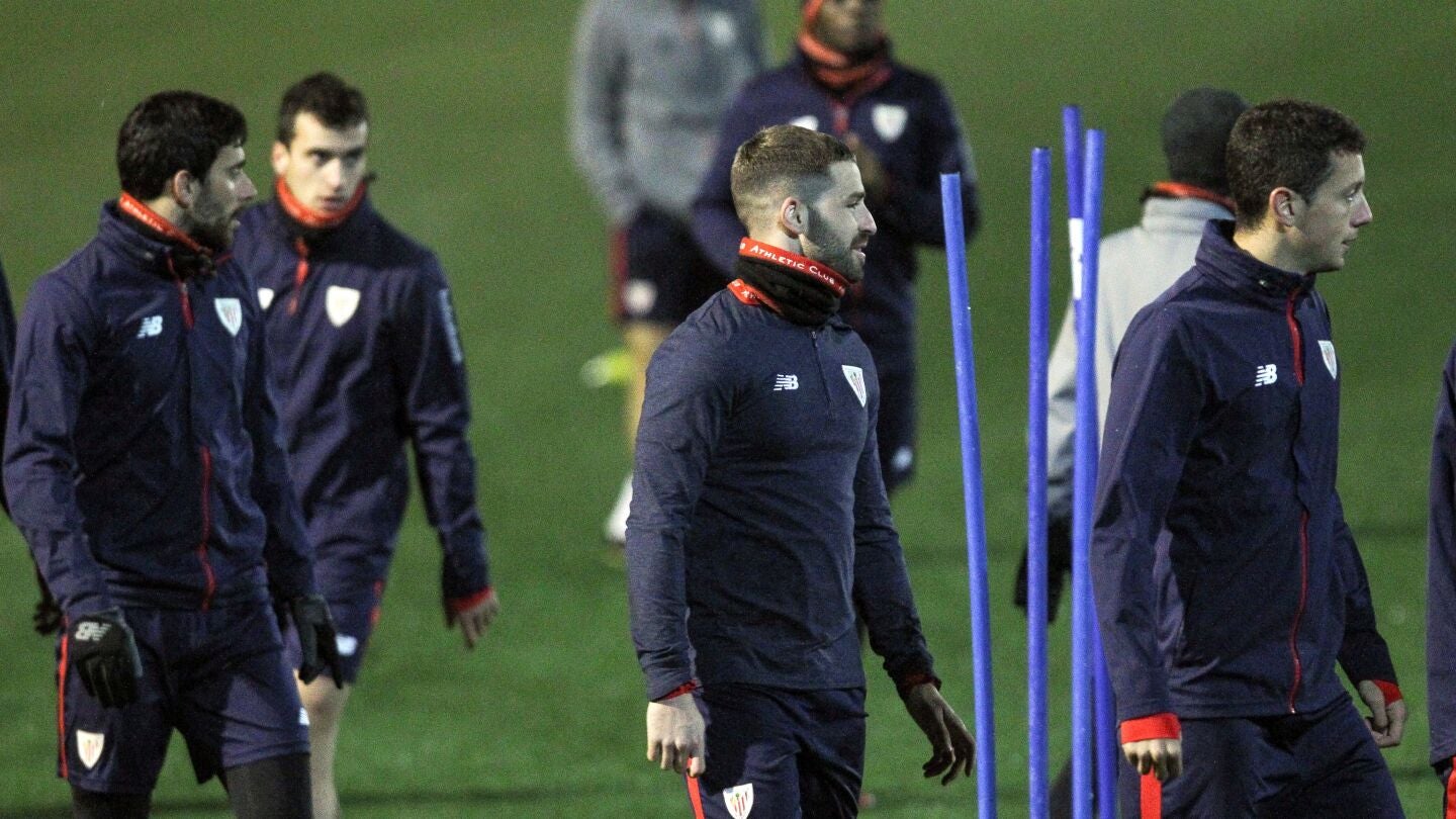 Yeray &Aacute;lvarez, durante un entrenamiento con el Athletic