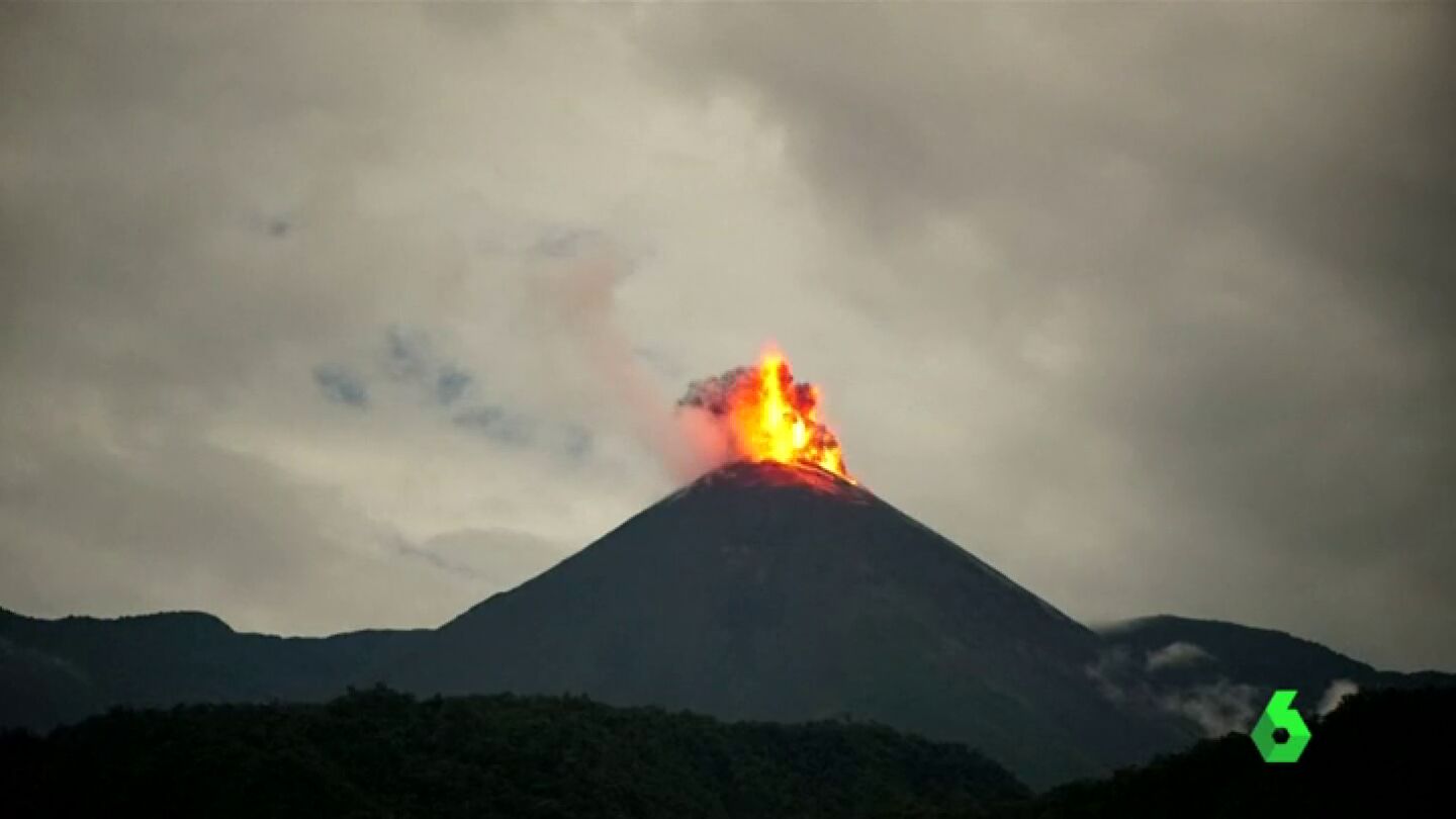 Espectacular despertar del volc&aacute;n 'Reventador'