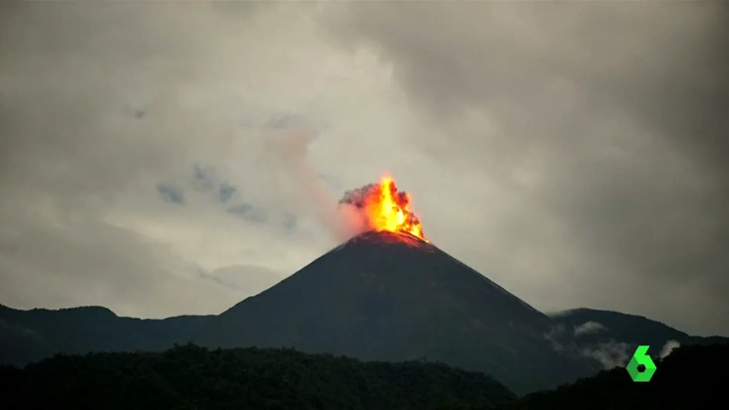 Espectacular despertar del volcán 'Reventador' Espectacular despertar del volcán 'Reventador'
