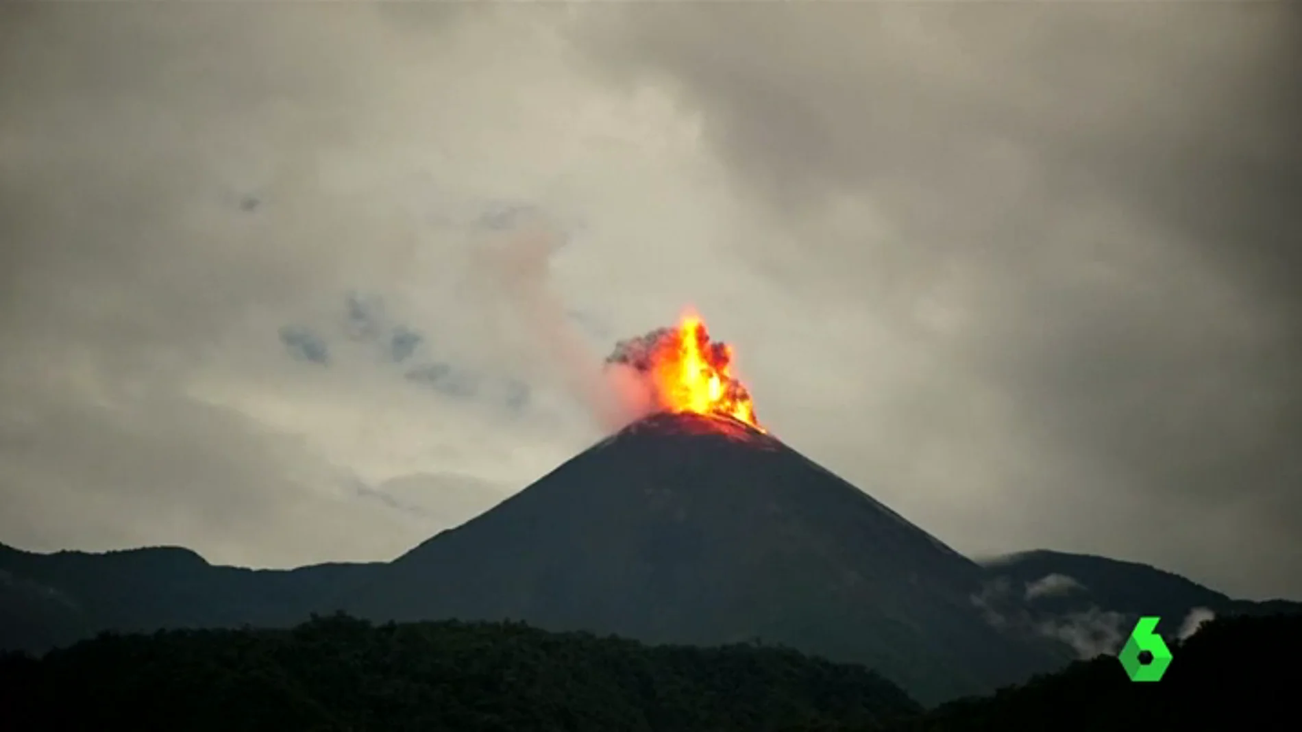 Espectacular despertar del volcán 'Reventador'