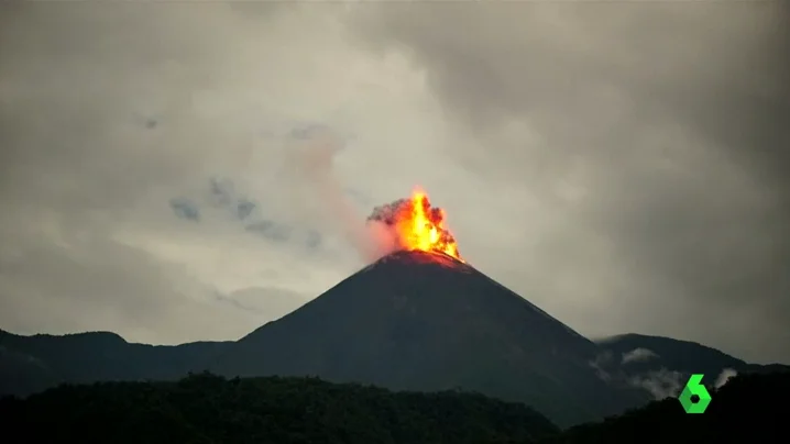 Espectacular despertar del volcán 'Reventador'