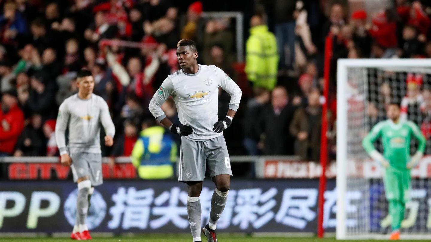 Pogba y los jugadores del United, tras recibir un gol en contra Pogba y los jugadores del United, tras recibir un gol en contra