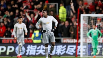 Pogba y los jugadores del United, tras recibir un gol en contra