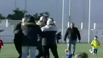 Bochornosa pelea entre padres en un partido de fútbol de querubines en Valencia