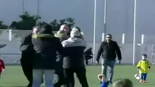Bochornosa pelea entre padres en un partido de fútbol de querubines en Valencia Bochornosa pelea entre padres en un partido de fútbol de querubines en Valencia