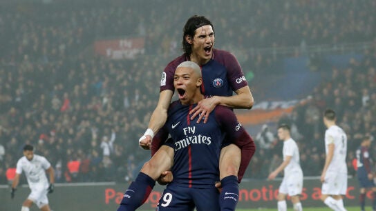 Cavani y Mbapp&eacute; festejan uno de los goles del PSG