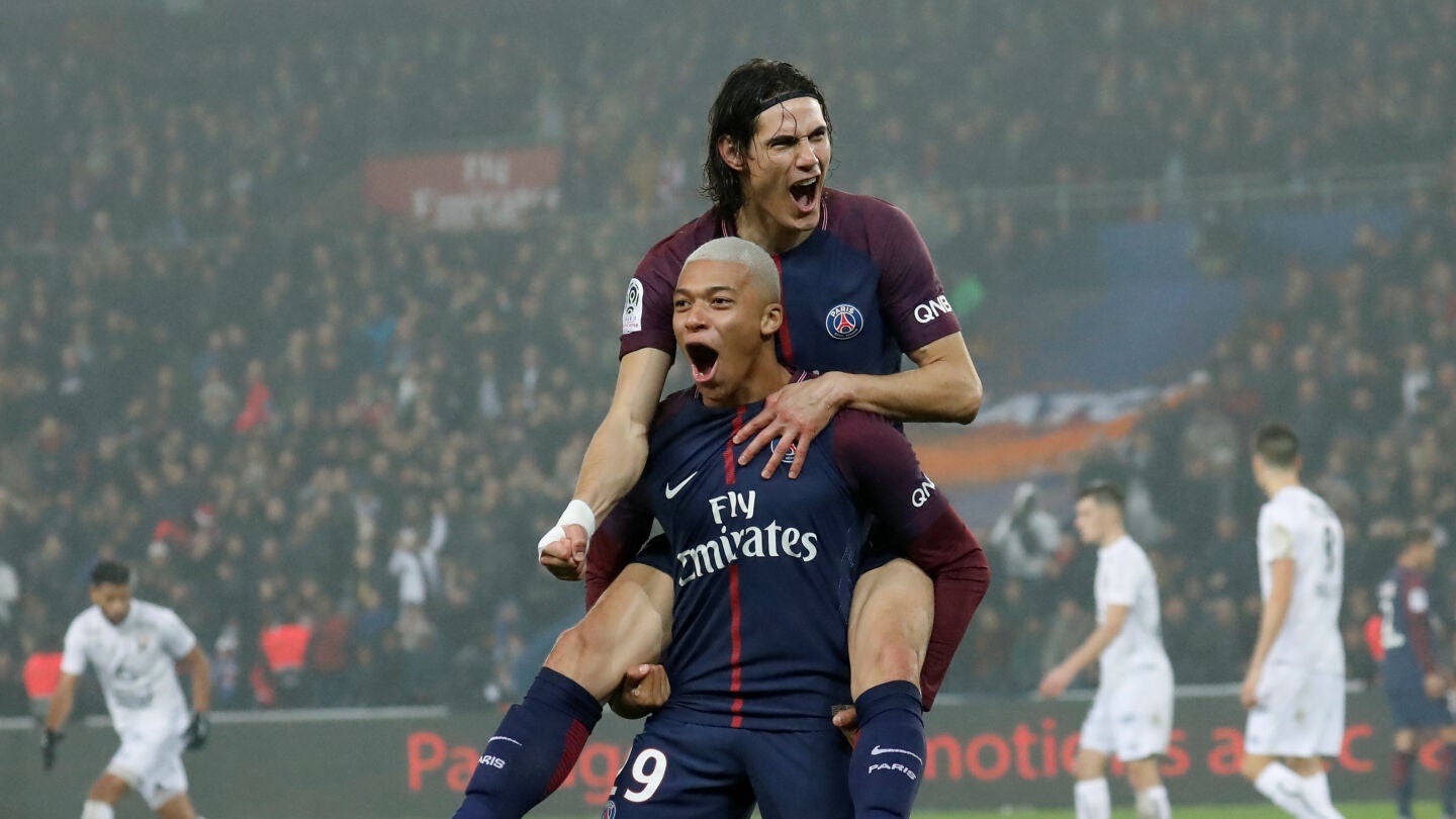 Cavani y Mbapp&eacute; festejan uno de los goles del PSG