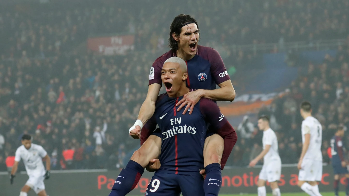 Cavani y Mbappé festejan uno de los goles del PSG Cavani y Mbappé festejan uno de los goles del PSG