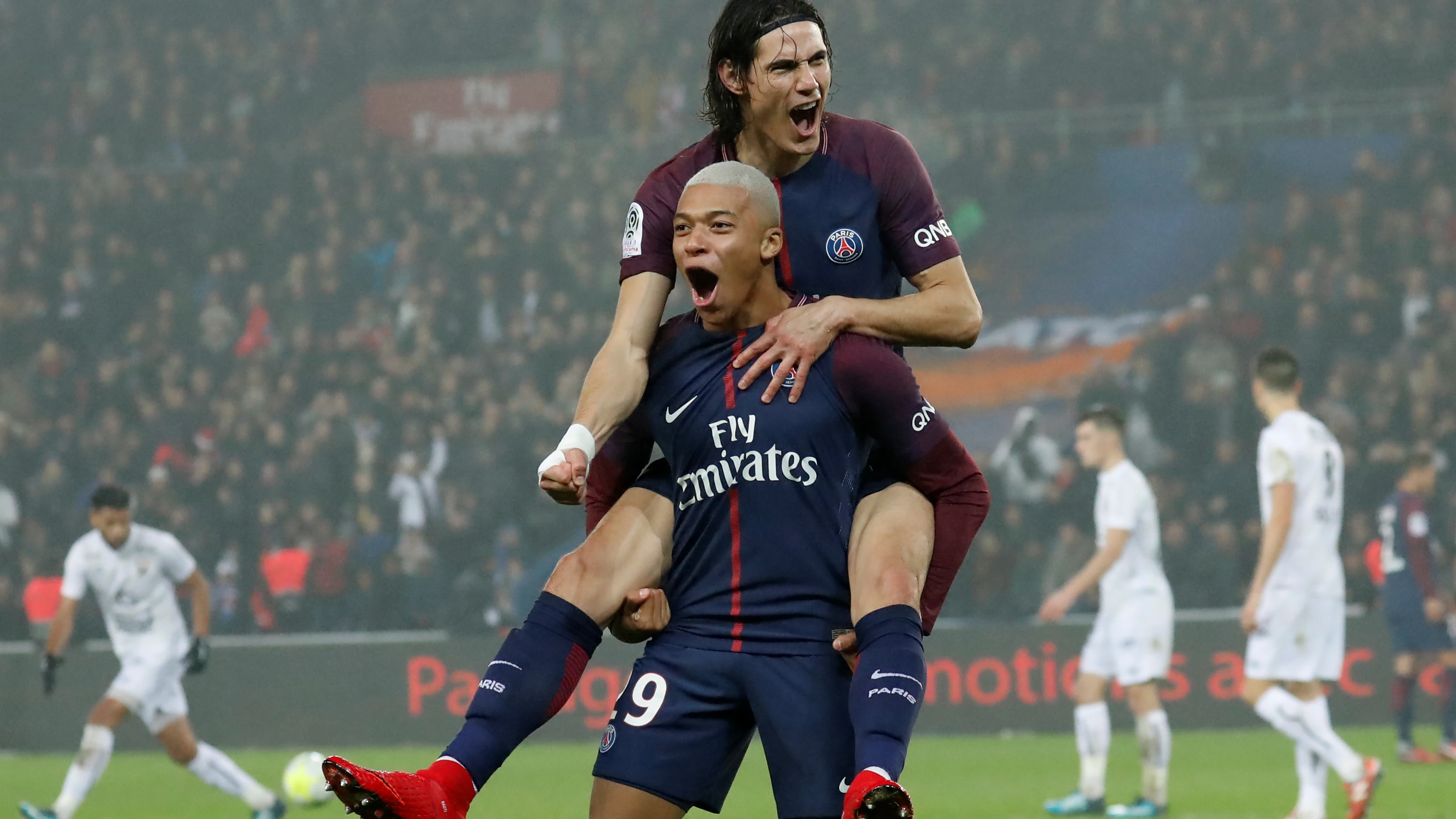 Cavani y Mbappé festejan uno de los goles del PSG