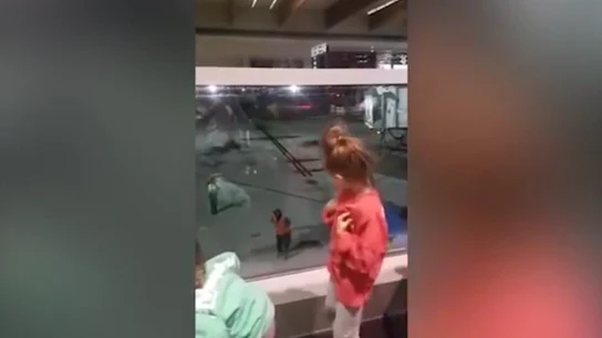 Baile viral de dos niñas en un aeropuerto Baile viral de dos niñas en un aeropuerto