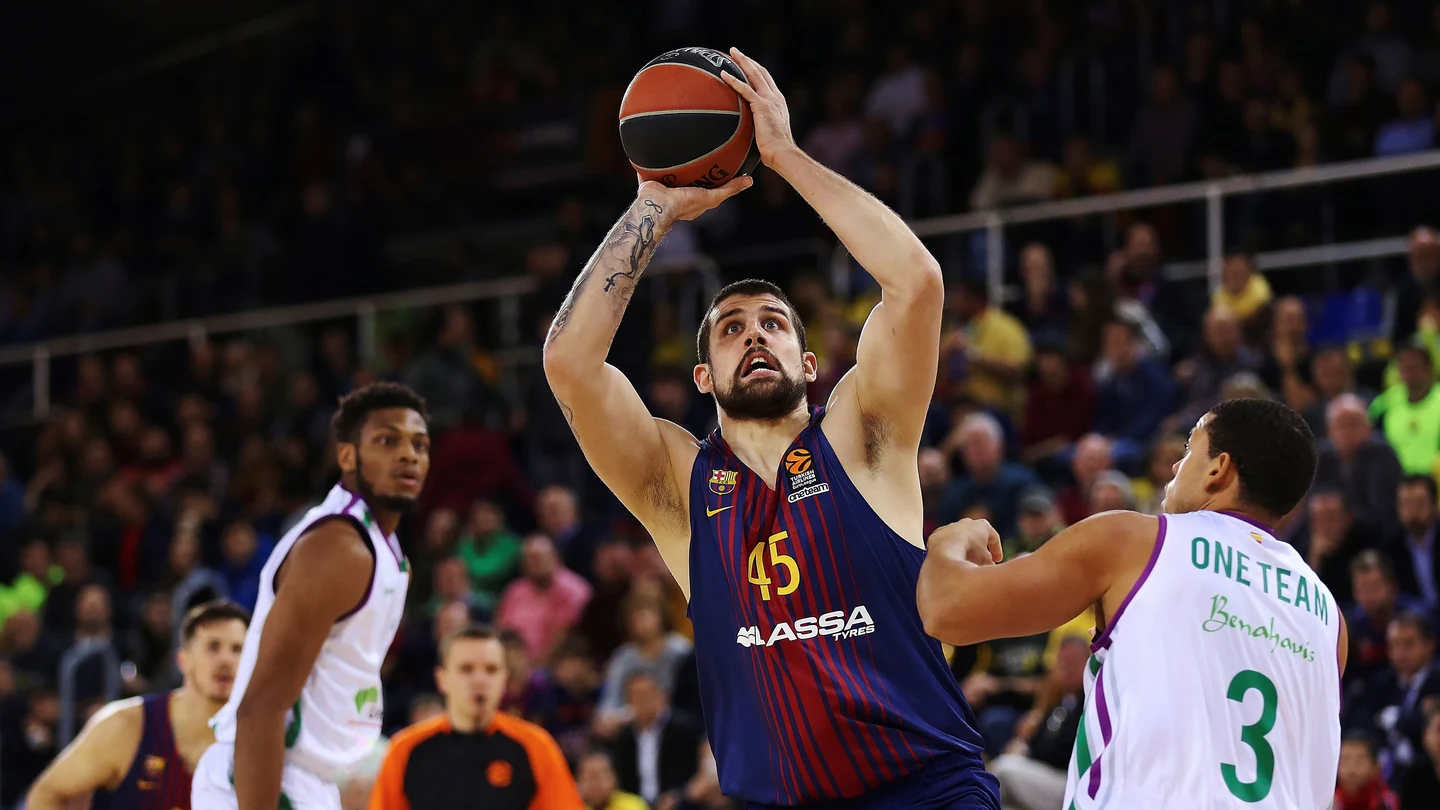 Moerman intenta lanzar a canasta ante la defensa de Unicaja Moerman intenta lanzar a canasta ante la defensa de Unicaja