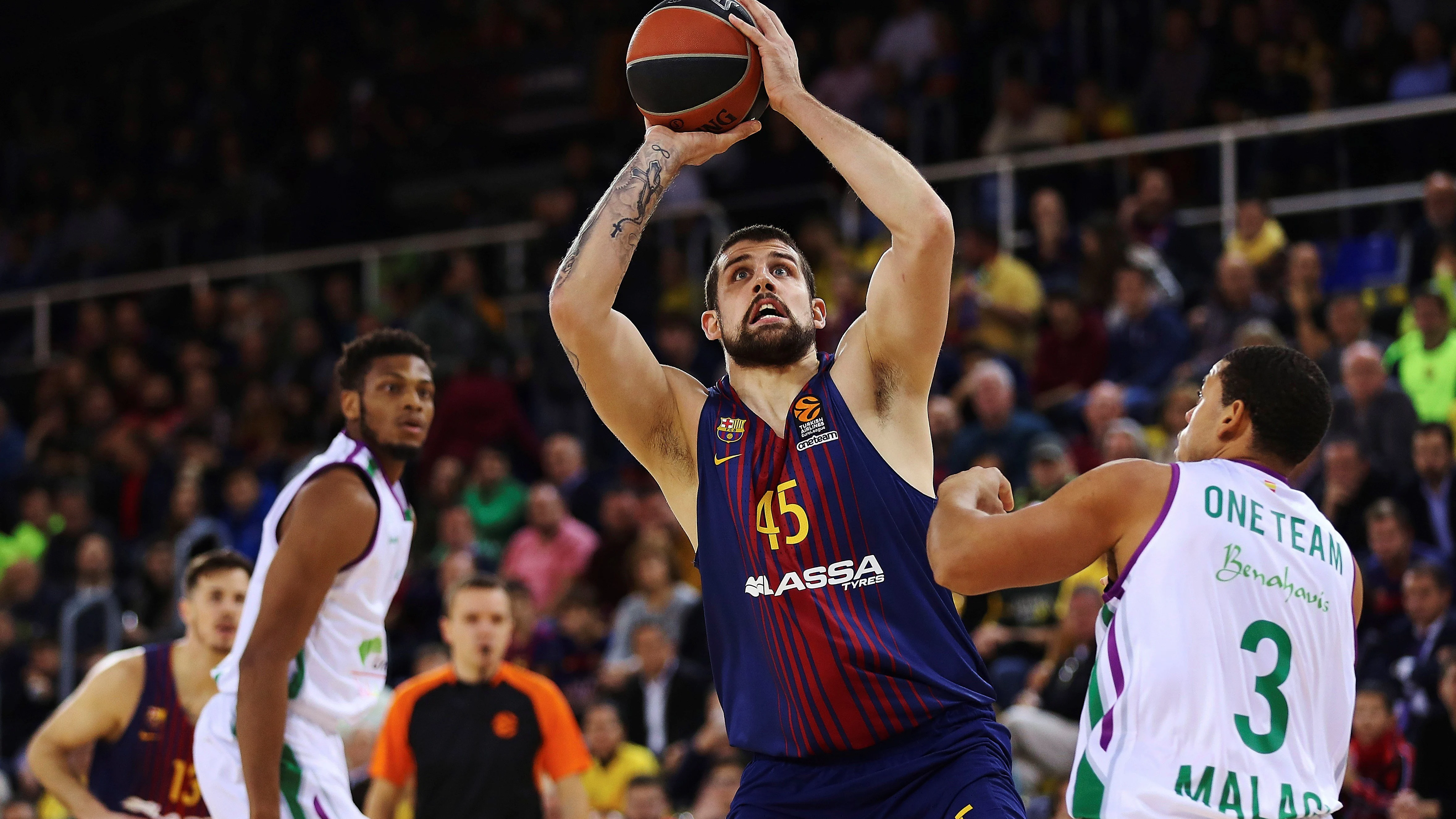 Moerman intenta lanzar a canasta ante la defensa de Unicaja