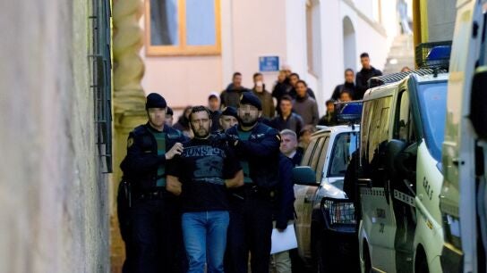 Agentes de la Guardia Civil trasladan al serbio Norbert Feher