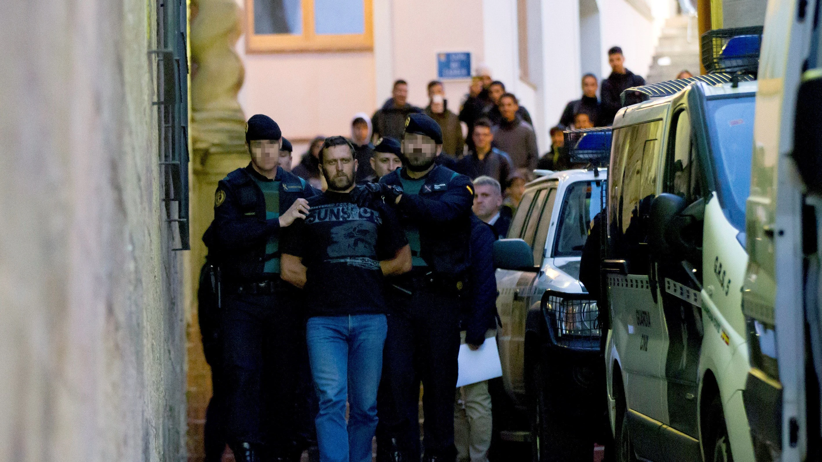 Agentes de la Guardia Civil trasladan al serbio Norbert Feher Agentes de la Guardia Civil trasladan al serbio Norbert Feher