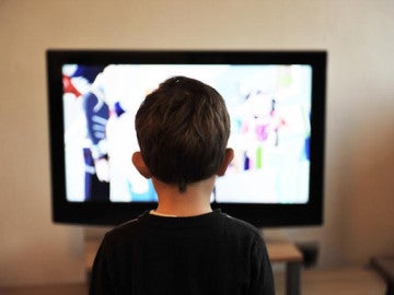 Atracon de alimentos procesados en los anuncios de television infantil