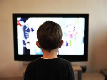 Atracon de alimentos procesados en los anuncios de television infantil Atracon de alimentos procesados en los anuncios de television infantil