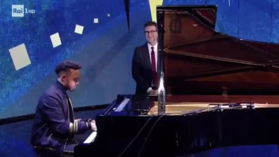 Lewis Hamilton, al piano en una televisión italiana Lewis Hamilton, al piano en una televisión italiana