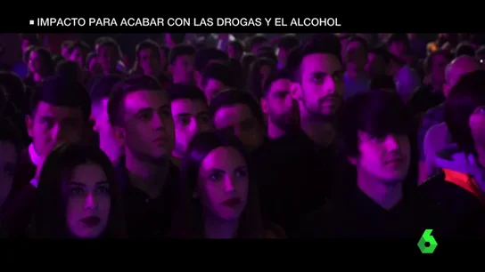 Un grupo de jóvenes atiende al mensaje de la DGT en una discoteca Un grupo de jóvenes atiende al mensaje de la DGT en una discoteca