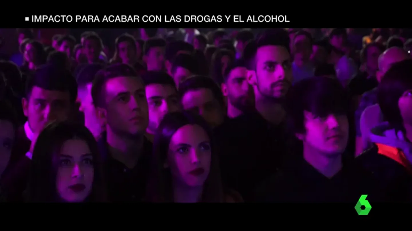 Un grupo de jóvenes atiende al mensaje de la DGT en una discoteca Un grupo de jóvenes atiende al mensaje de la DGT en una discoteca