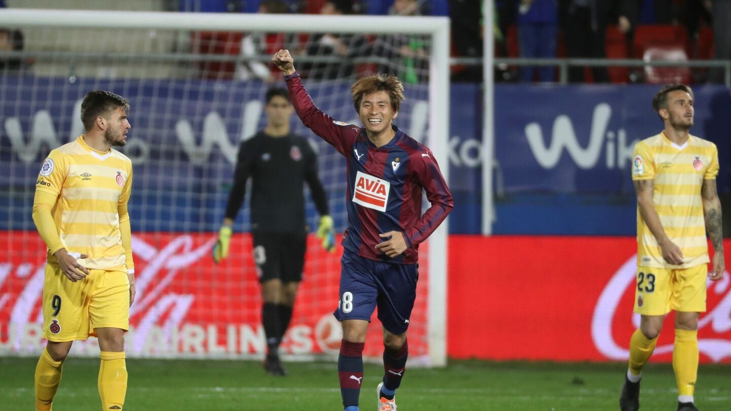 Inui celebra uno de sus goles con el Eibar