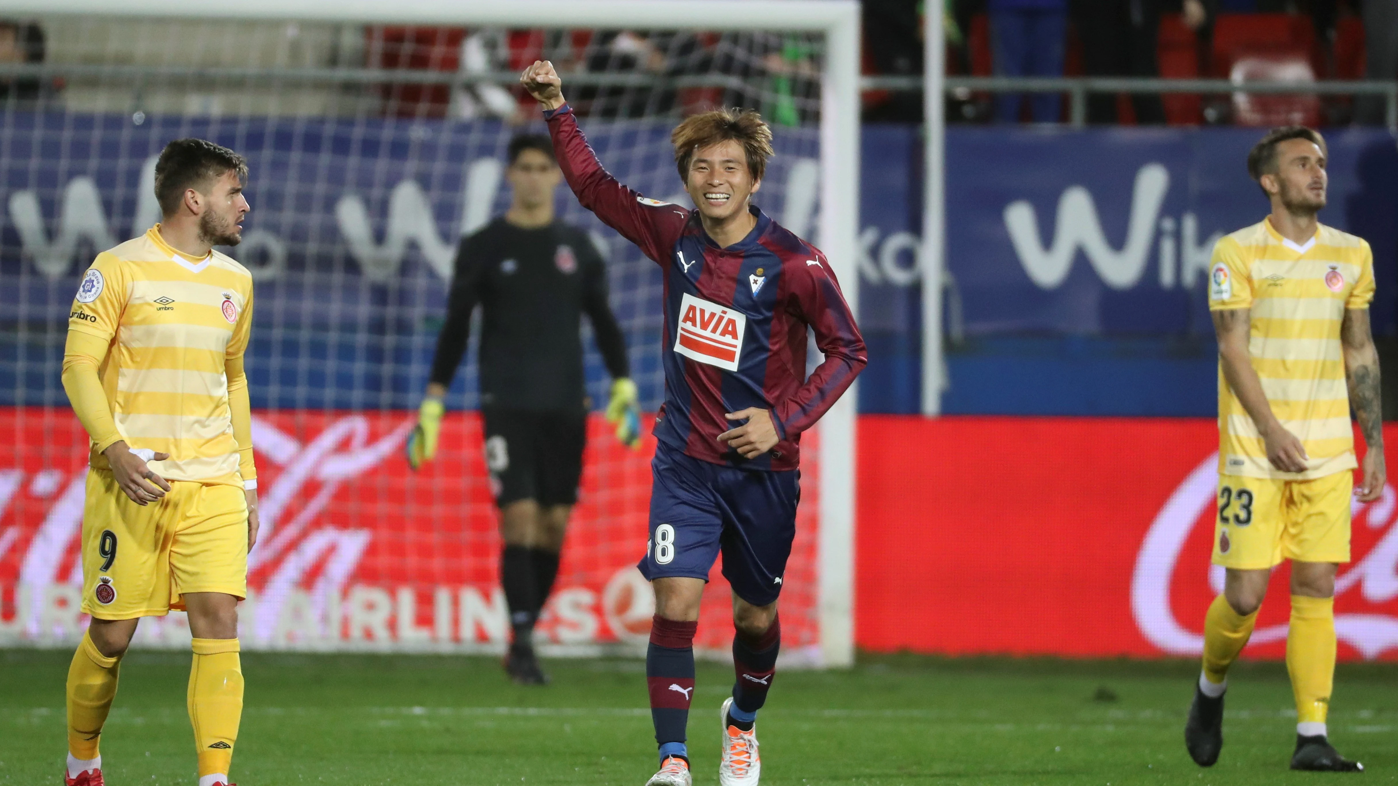 Inui celebra uno de sus goles con el Eibar