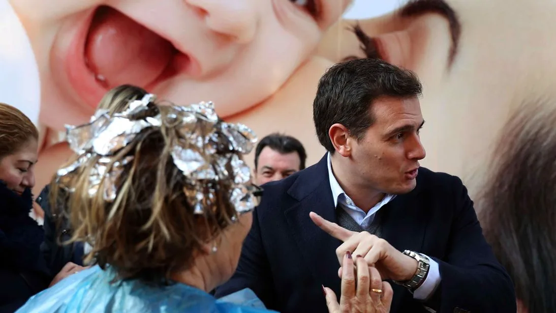 Una mujer sale de la peluquería con papel de plata en el pelo para saludar a Rivera