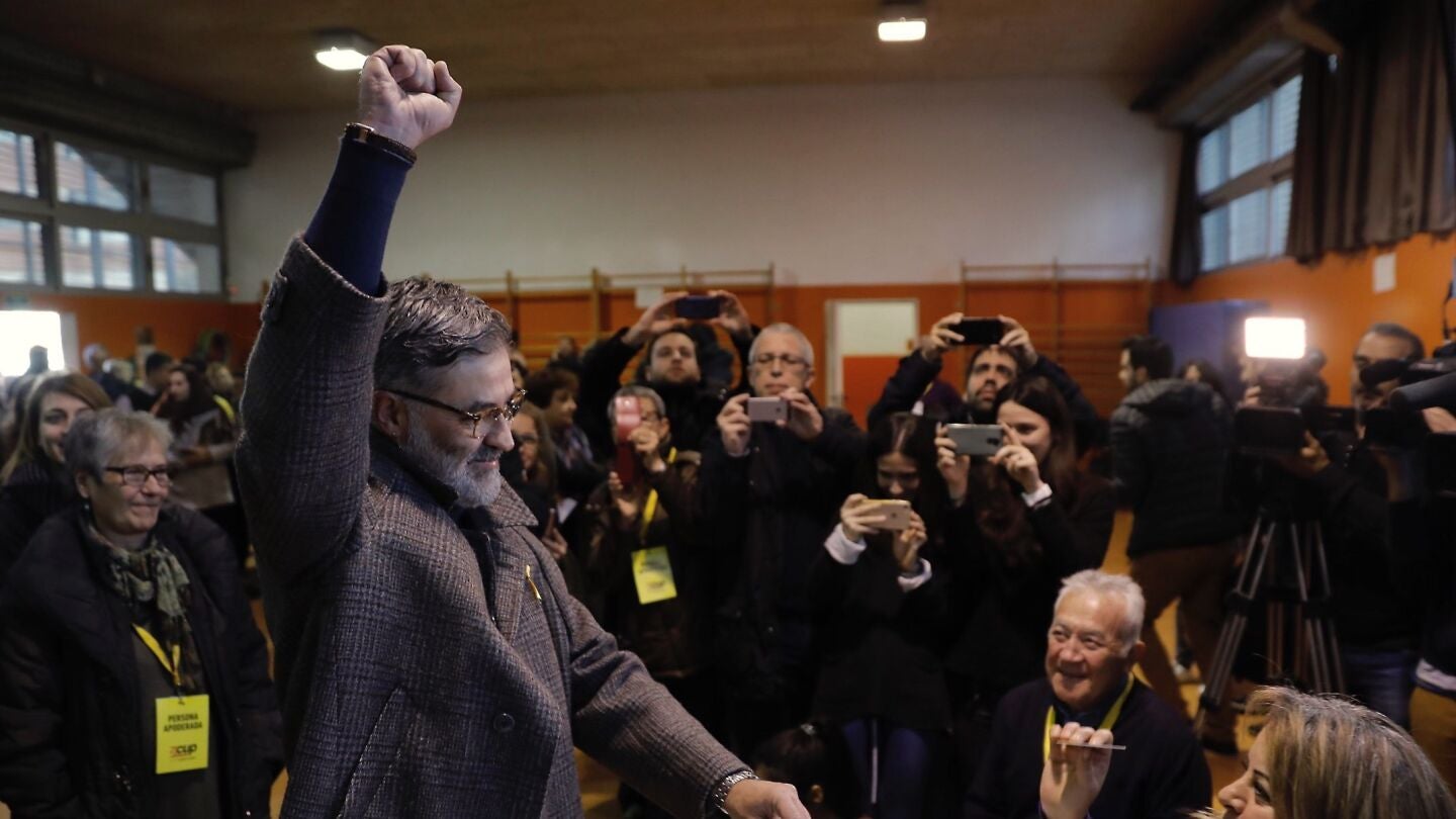 El l&iacute;der de la CUP Carles Riera, en el momento de votar en la Escola Pere IV