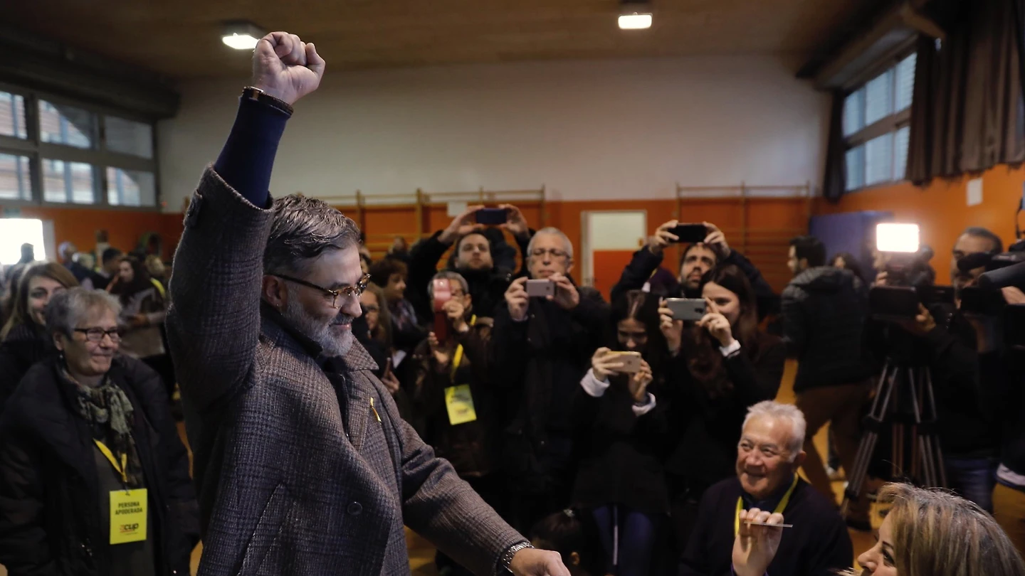 El líder de la CUP Carles Riera, en el momento de votar en la Escola Pere IV El líder de la CUP Carles Riera, en el momento de votar en la Escola Pere IV