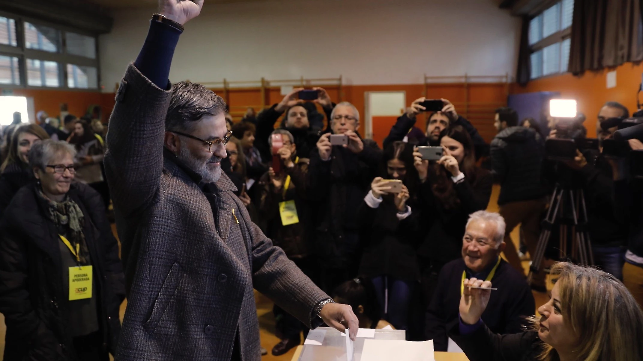 El líder de la CUP Carles Riera, en el momento de votar en la Escola Pere IV