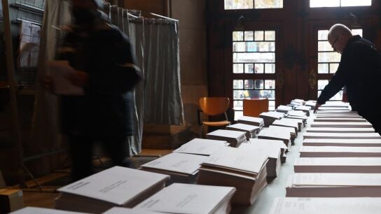 Varias personas en el colegio electoral de la Plaza de la Universidad de la ciudad condal