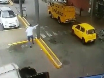 Asaltan un furgón blindado y roban 243.000 dólares en apenas 40 segundos Asaltan un furgón blindado y roban 243.000 dólares en apenas 40 segundos