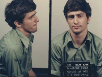 John Wojtowicz decidió robar un banco para pagar la operación de sexo de su novio John Wojtowicz decidió robar un banco para pagar la operación de sexo de su novio