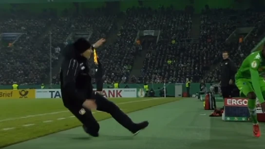 Piscinazo de Heiko Herrlich, entrenador del Bayer Leverkusen Piscinazo de Heiko Herrlich, entrenador del Bayer Leverkusen