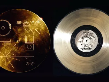 El Disco de Oro enviado al espacio contiene 115 fotografías, saludos en 55 idiomas, 12 minutos de sonidos de la Tierra y 90 minutos de música. El Disco de Oro enviado al espacio contiene 115 fotografías, saludos en 55 idiomas, 12 minutos de sonidos de la Tierra y 90 minutos de música.