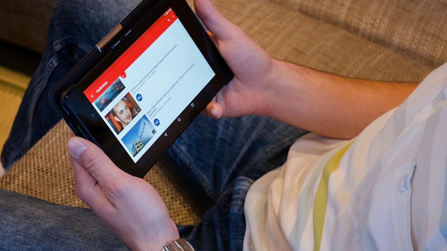 Un hombre usa YouTube en una tableta Youtube
