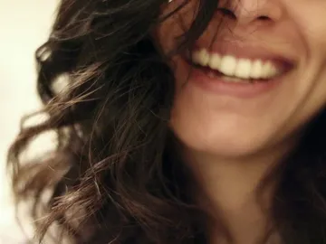 Con la edad, los dientes se vuelven amarillentos porque pierden el esmalte Con la edad, los dientes se vuelven amarillentos porque pierden el esmalte