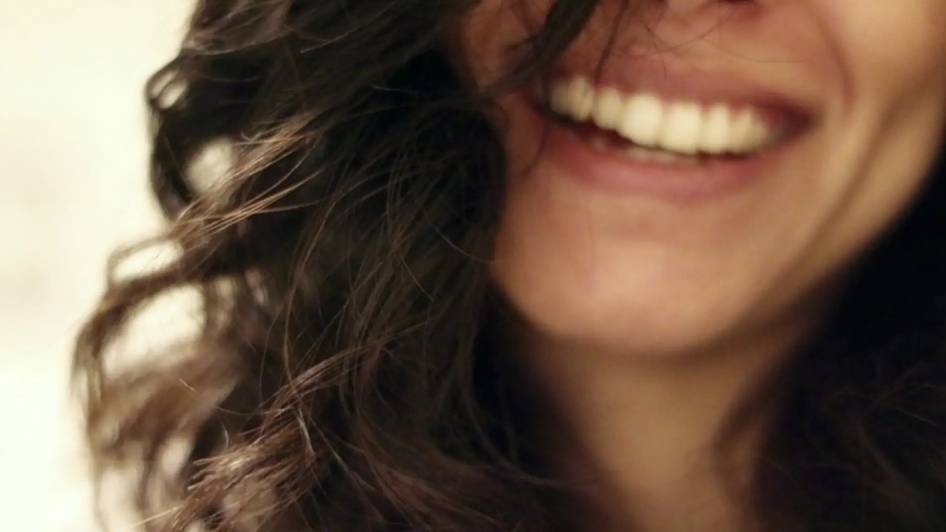 Con la edad, los dientes se vuelven amarillentos porque pierden el esmalte