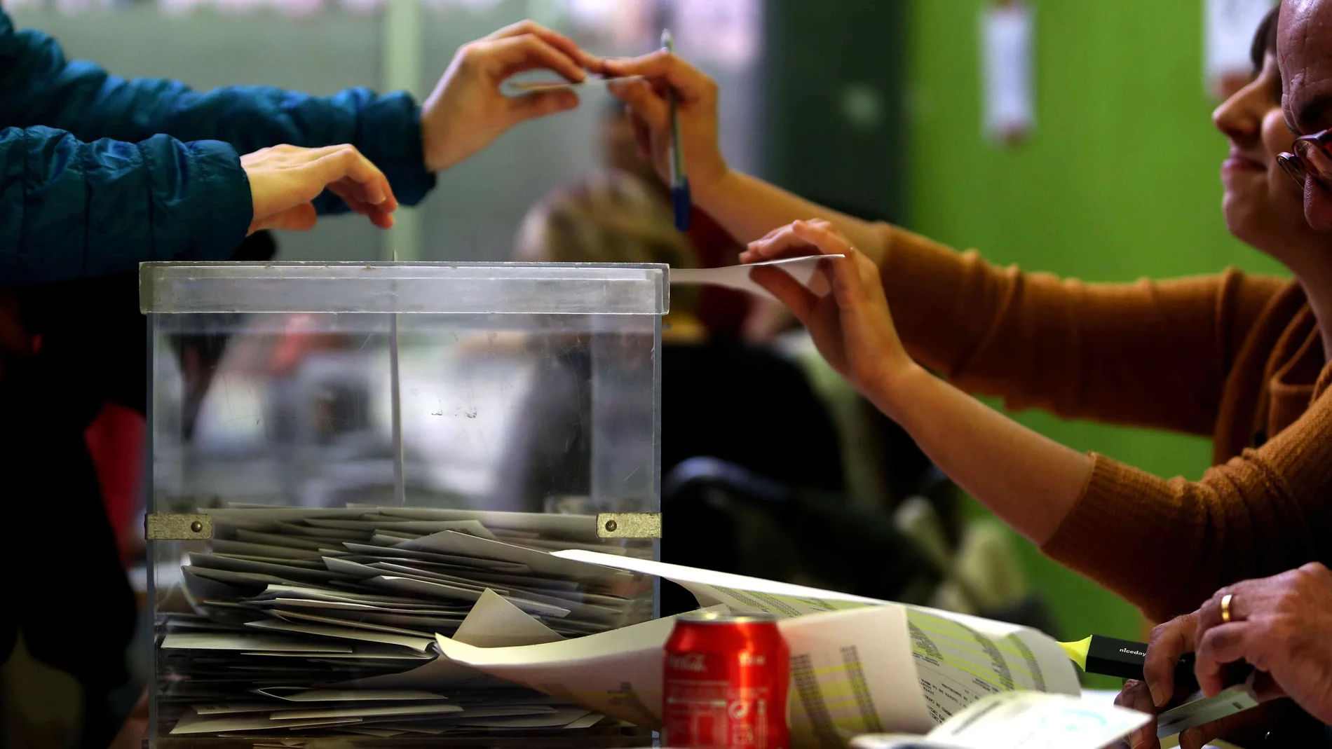 Una ciudadana ejerce su derecho a voto en el colegio Jaume I del barrio de Sants de Barcelona