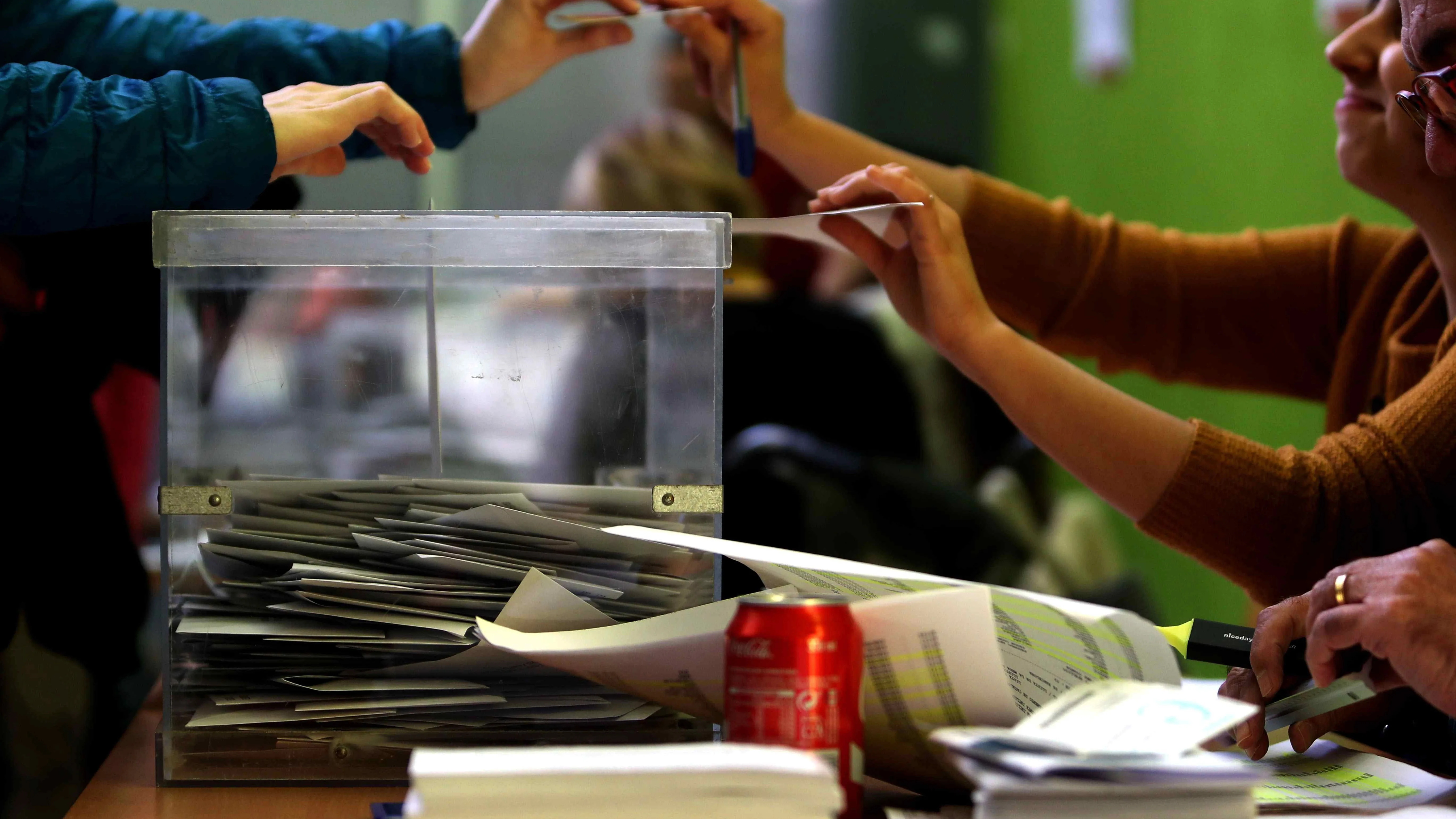 Una ciudadana ejerce su derecho a voto en el colegio Jaume I del barrio de Sants de Barcelona