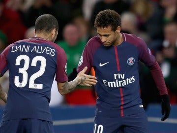 Neymar y Alves celebrando un gol Neymar y Alves celebrando un gol