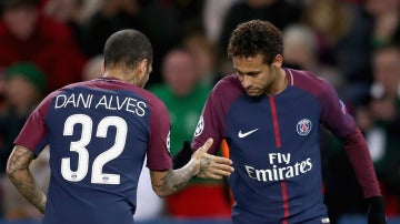 Neymar y Alves celebrando un gol 