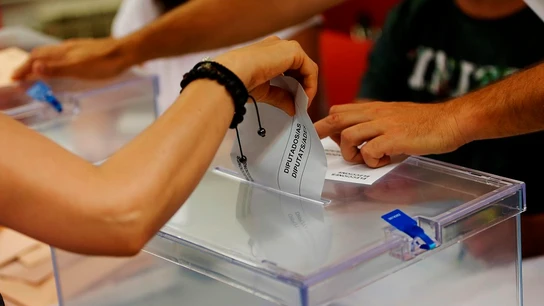Imagen de una persona votando Imagen de una persona votando
