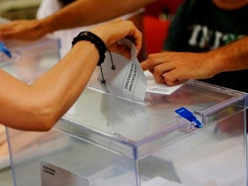Imagen de una persona votando Imagen de una persona votando