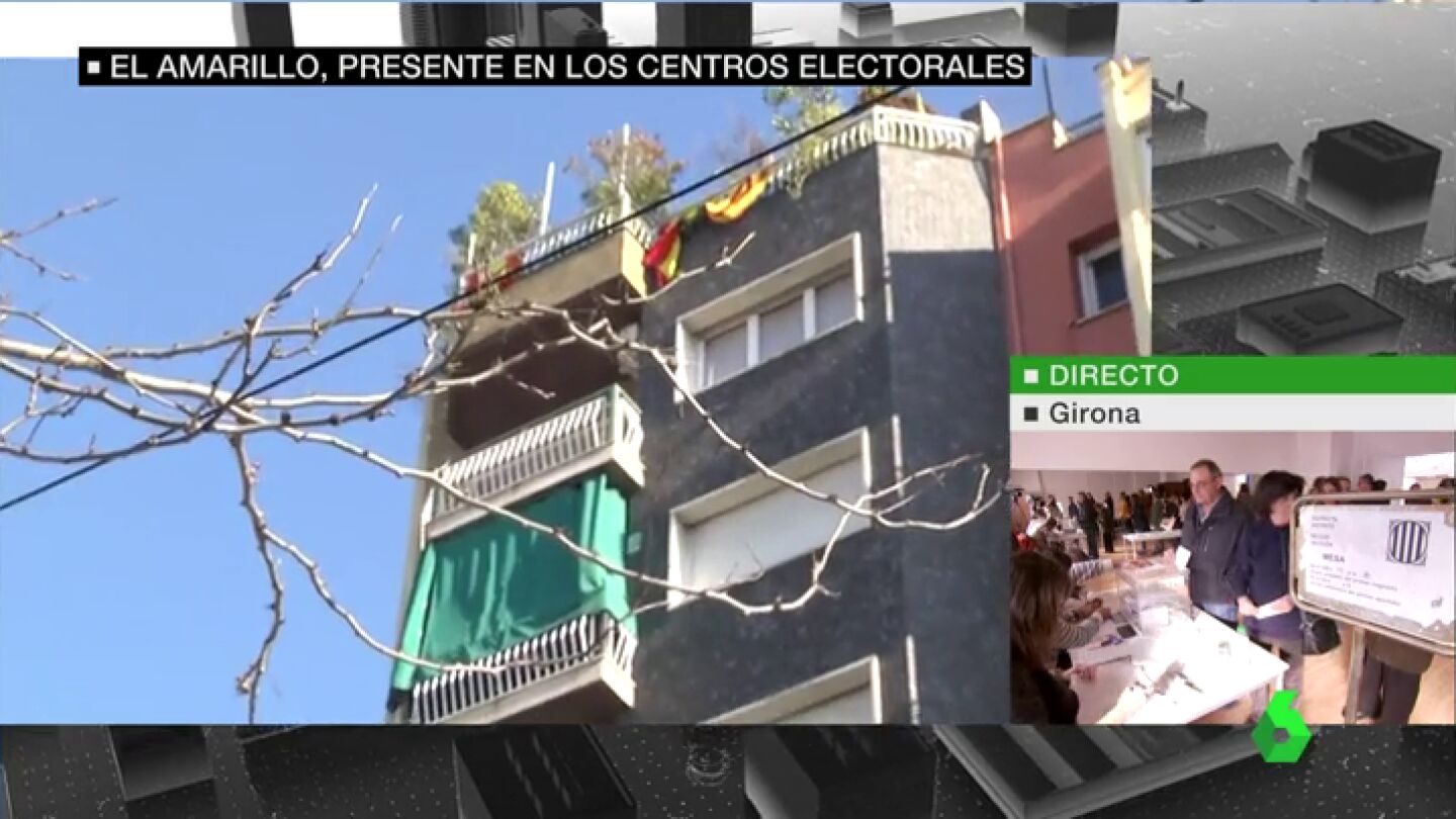 Un vecino de un colegio electoral hace sonar el 'Viva Espa&ntilde;a' de Manolo Escobar a todo volumen 